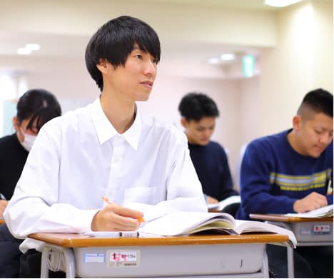 教室で真剣に授業を受ける学生の様子