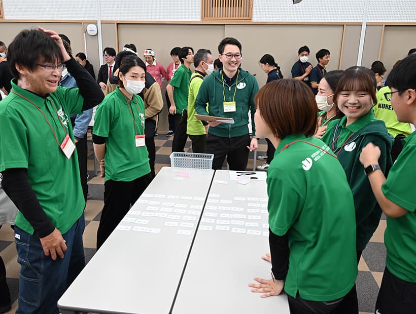 要穴カルタ大会で楽しそうに交流する学生たちの様子。和やかな雰囲気が伝わる。