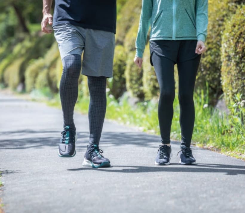 リハビリや健康維持のために屋外を歩く人たち