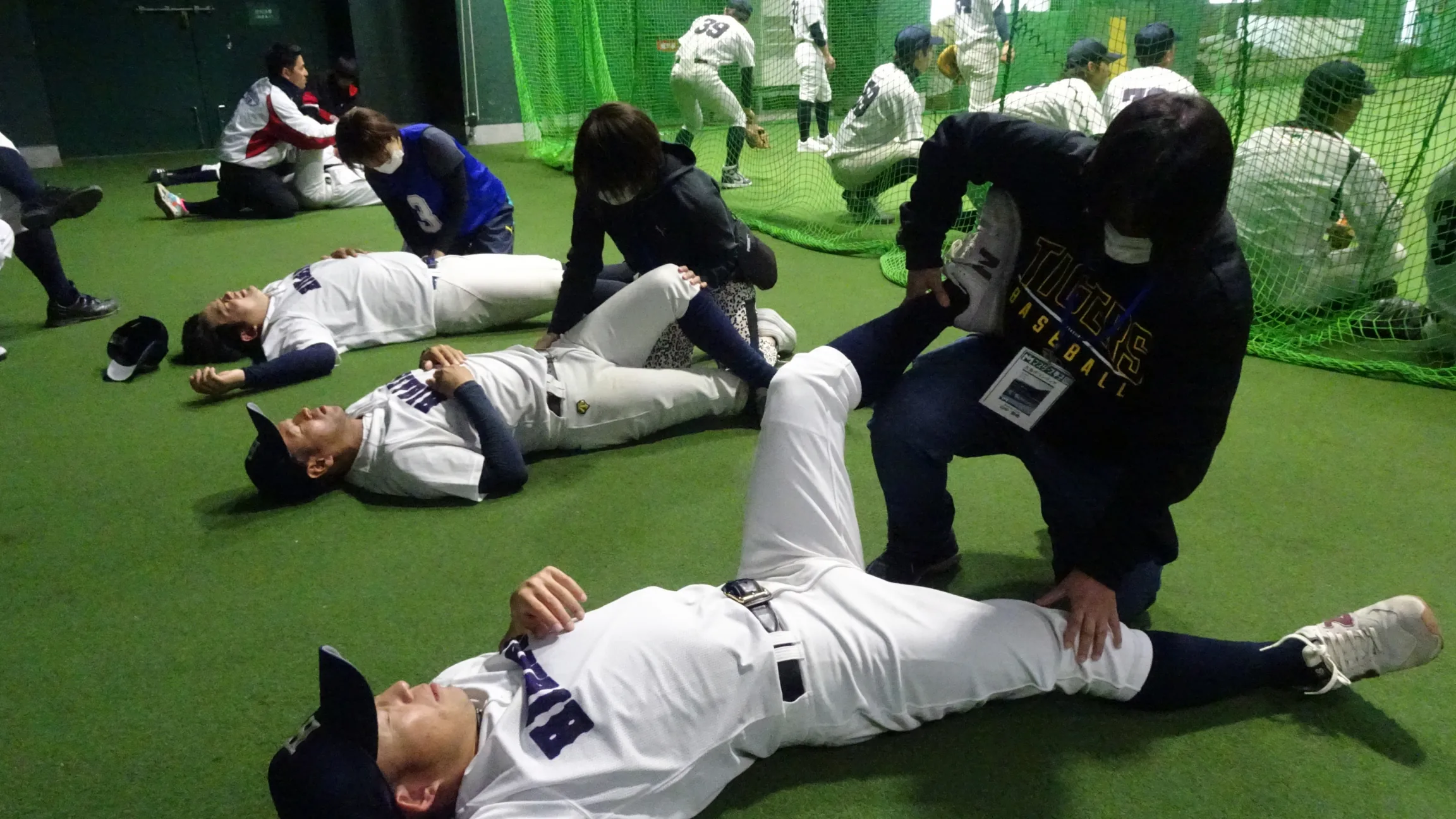 「マスターズ甲子園」でメディカルトレーナーとして選手をケアする学生