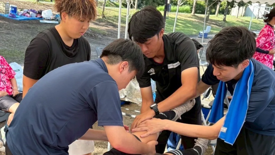「京都精華学園高校女子サッカー部」でスポーツトレーナーとして活動する学生