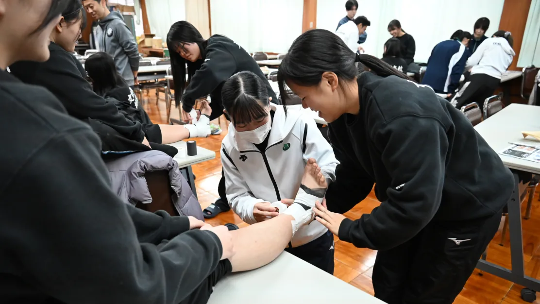 高校生にテーピングを指導する様子