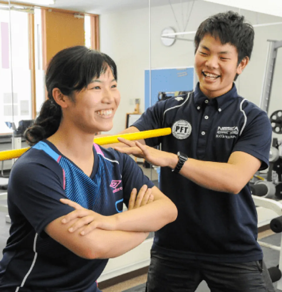 パーソナルトレーナーとして指導する奥村将さん