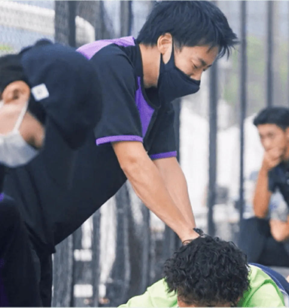 サッカーチームのトレーナーとして選手をケアする倉田優大さん