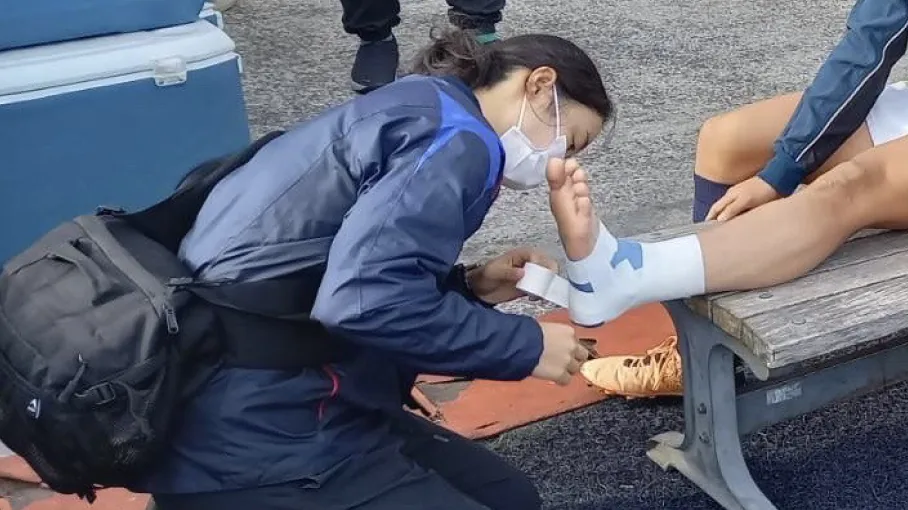 スポーツトレーナー研究会でテーピングを練習する学生